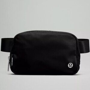 GIVEAWAY - LULULEMON BELT BAG